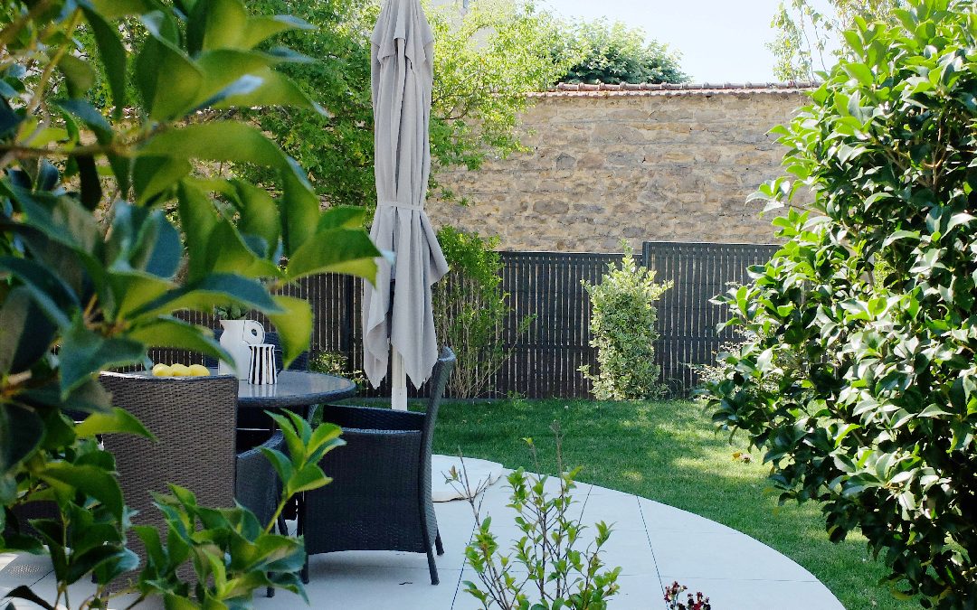 Un jardin verdoyant a saint didier au mont d&rsquo;or