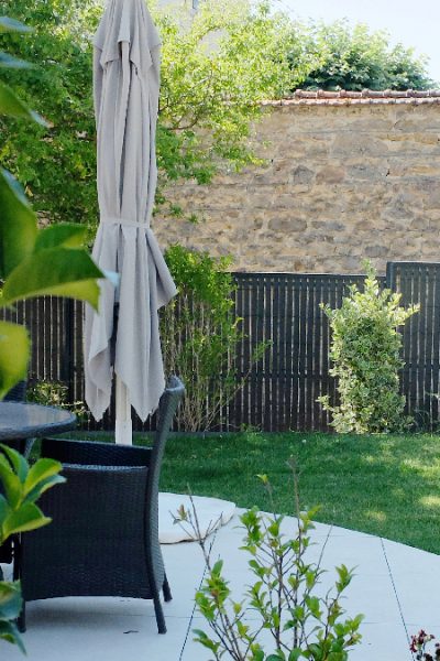 Un jardin verdoyant a saint didier au mont d&rsquo;or